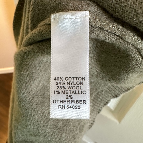 Banana Republic Women’s Sweater-Size Medium - Picture 5 of 5